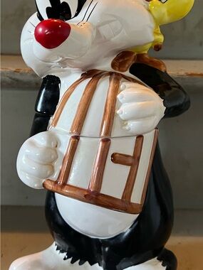 vintage 1993 Warner Brothers, Sylvester and Tweety Bird cookie jar
